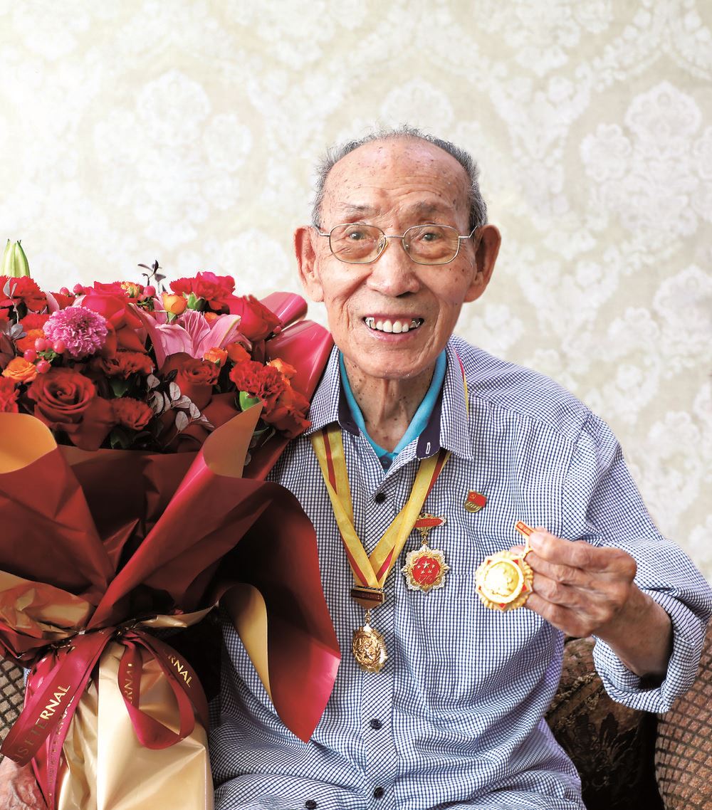 油田10名抗战老战士老同志获颁“..